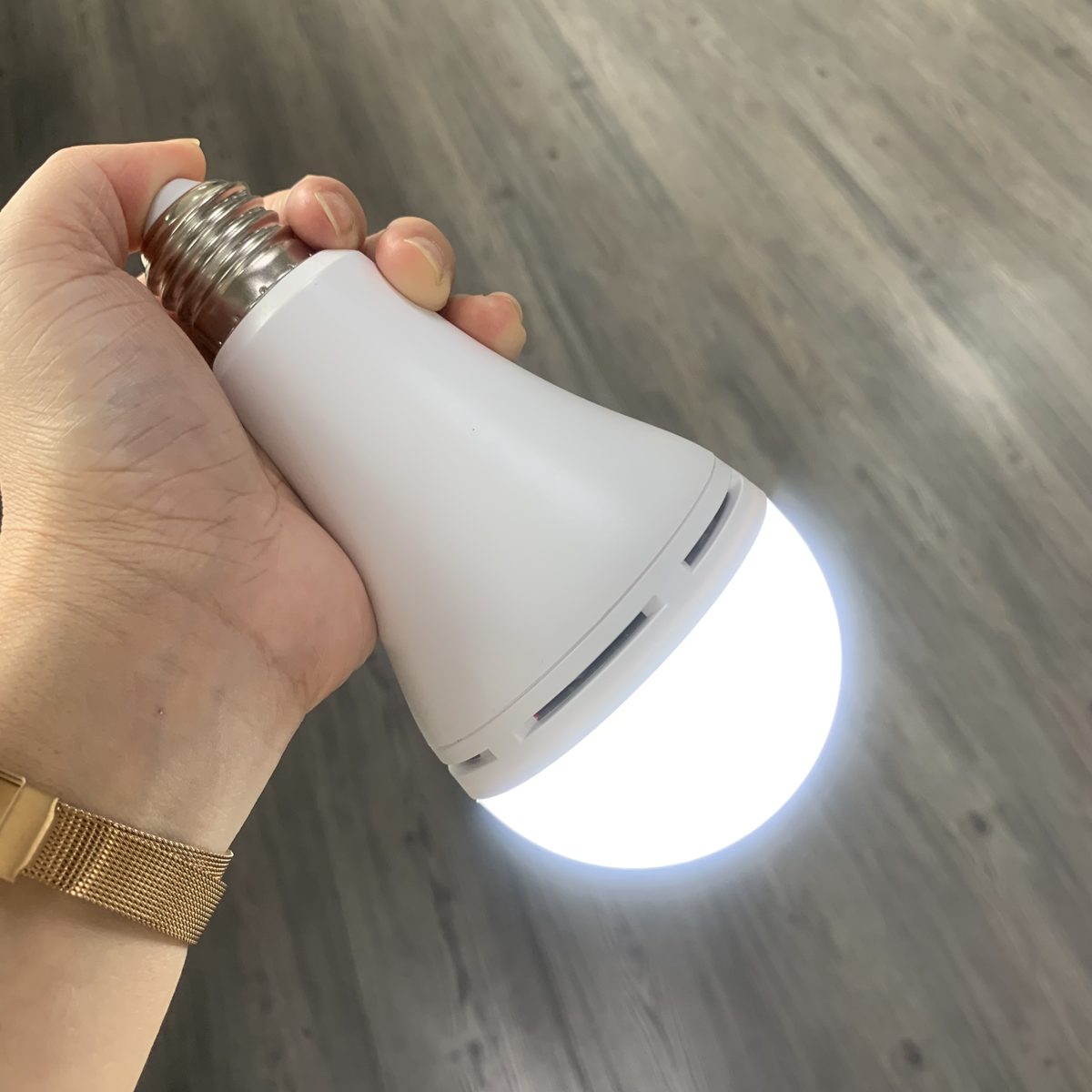 Rechargeable emergency LED bulb